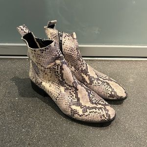 L’Intervalle soft leather snake style boots
